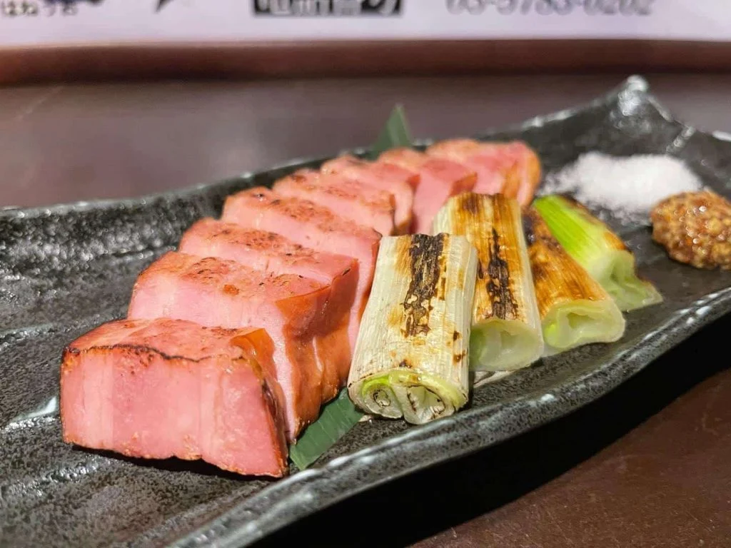 厚切りベーコンと白葱の炙り盛り@/品川/鮮魚/居酒屋